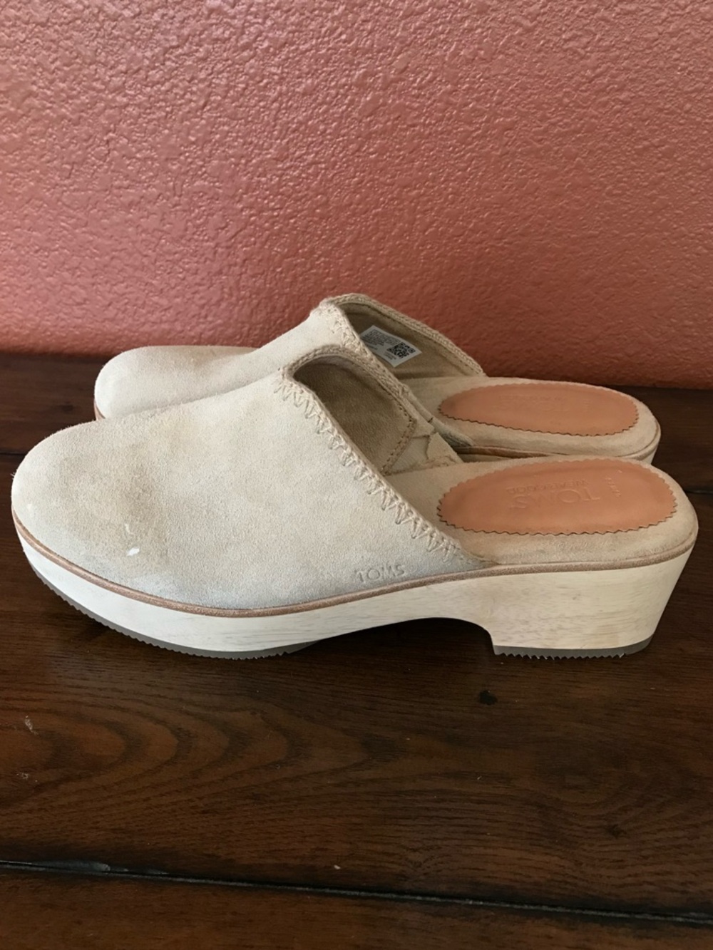 TOMS Women’s 8.5 Addison Neutral Cream Suede Round Toe Mule Wooden Clogs in EUC - Picture 8 of 16